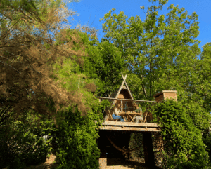 un couple sur la terrasse d'une de nos cabanes perchées