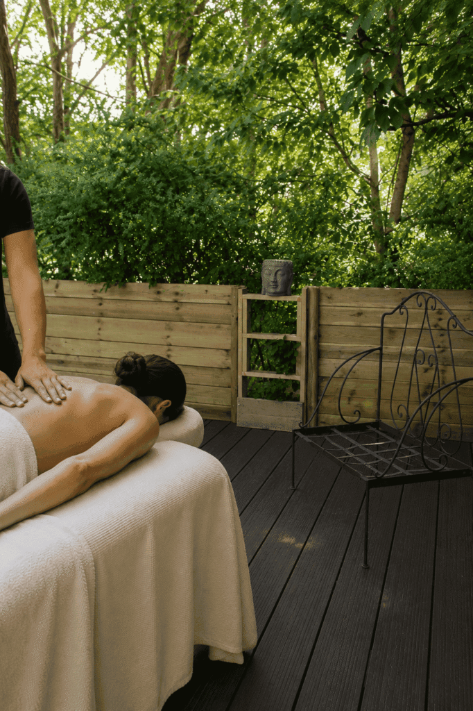 Une femme en train de se faire masser dans l'espace bien-être du camping