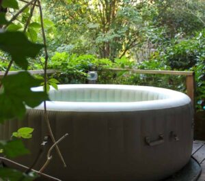 spa sur une terrasse au milieu de la verdure