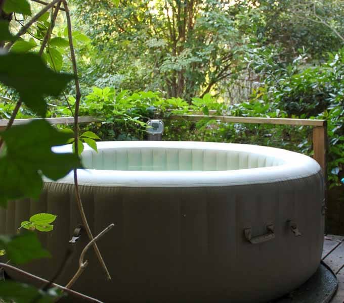 spa sur une terrasse au milieu de la verdure