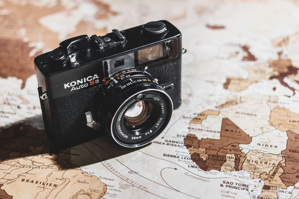 appareil photo sur une carte du monde